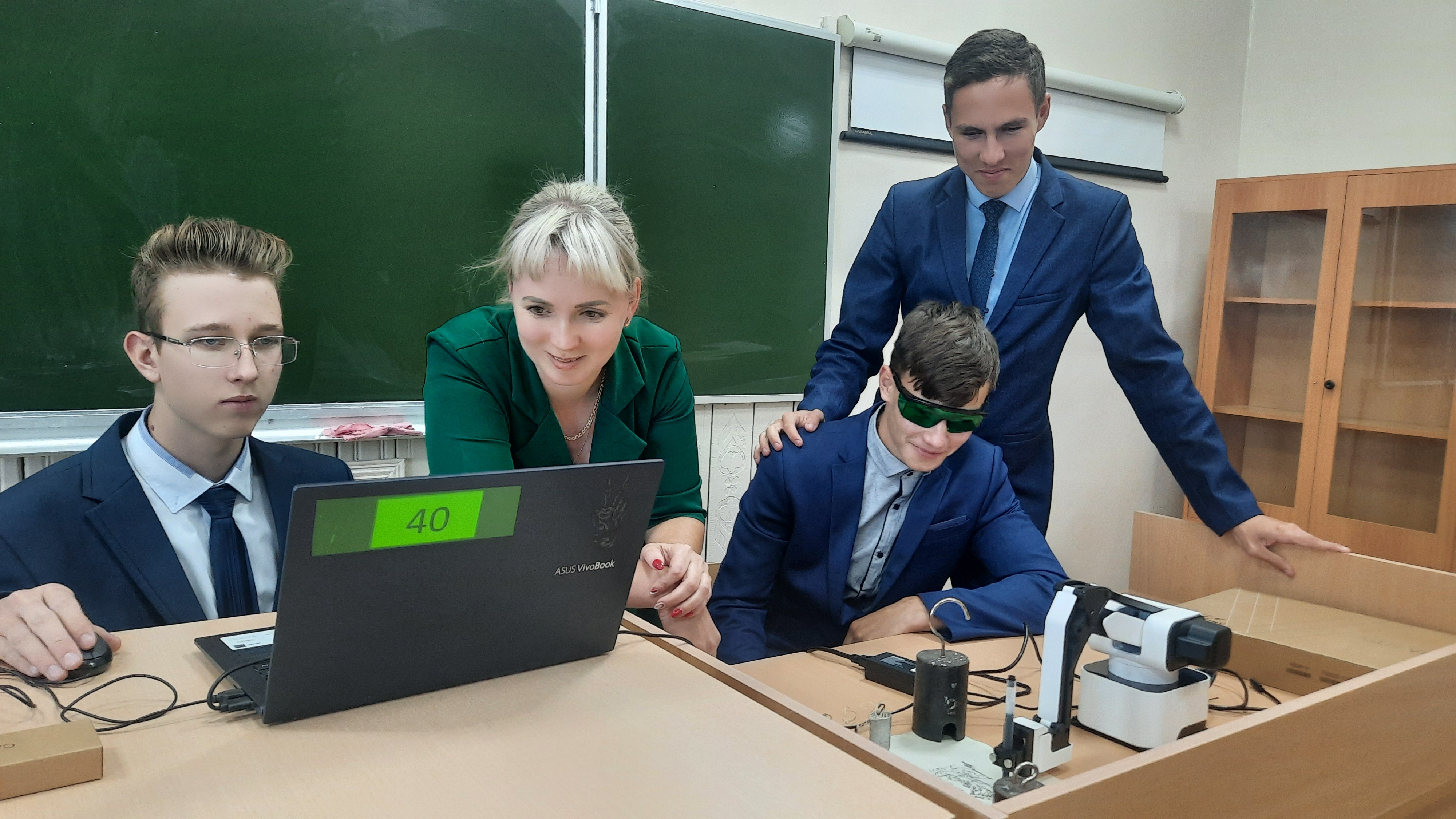 Мастер-класс по работе с четырехосевым учебным роботом-манипулятором с модульными сменными насадками.